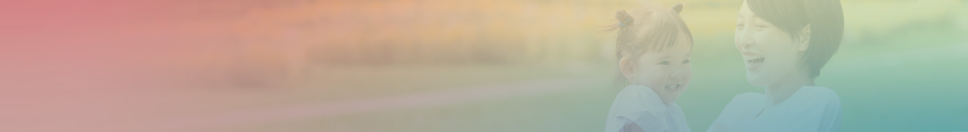 園児を抱く保育士