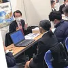 個別面談コーナーで採用担当者と話す参加者