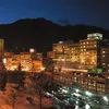 夜の温泉街に立ち並ぶホテル・旅館
