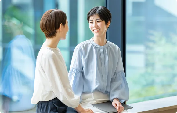 転職サポート中のキャリアアドバイザーと求職者